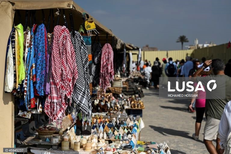 Turistas visitam o planalto de Gizé antes da inauguração do grande museu egípcio.