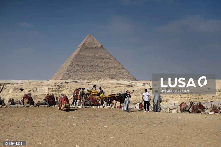 Turistas visitam o planalto de Gizé antes da inauguração do grande museu egípcio.