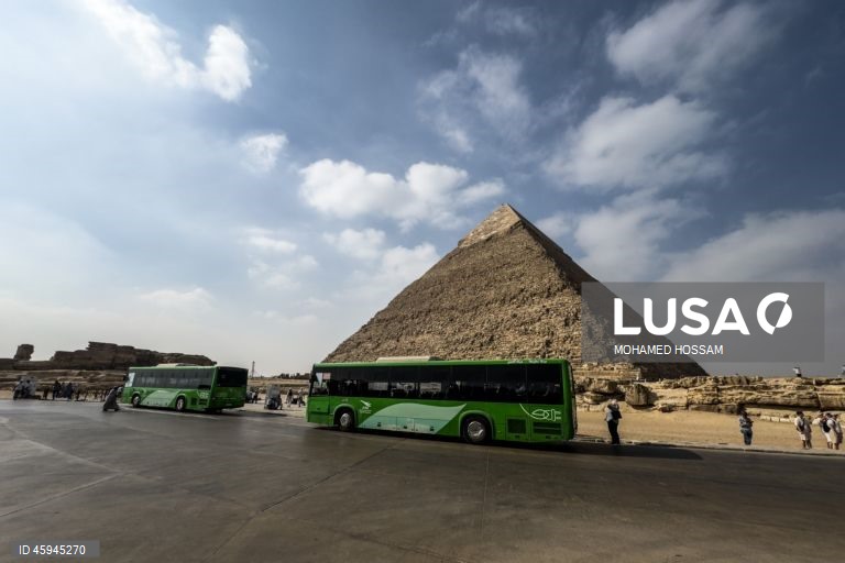Turistas visitam o planalto de Gizé antes da inauguração do grande museu egípcio.