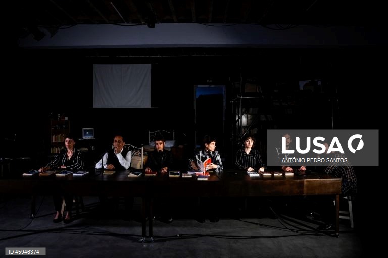 Ensaio da peça de teatro “Torrente”, interpretada pelo Teatro do Vestido sobre o Processo Revolucionário em Curso (PREC), na ZDB 8 Marvila, em Lisboa, 30 de outubro de 2025. (ACOMPANHA TEXTO DA LUSA DE 02-11-2025) ANTÓNIO PEDRO SANTOS/LUSA


