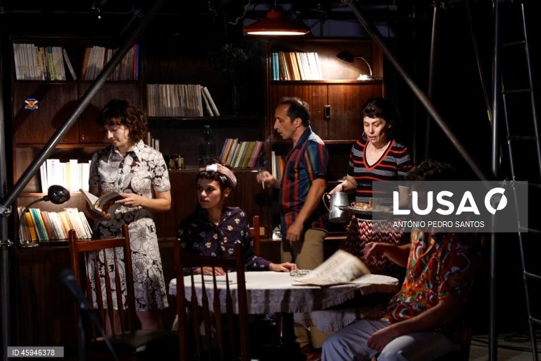 Ensaio da peça de teatro “Torrente”, interpretada pelo Teatro do Vestido sobre o Processo Revolucionário em Curso (PREC), na ZDB 8 Marvila, em Lisboa, 30 de outubro de 2025. (ACOMPANHA TEXTO DA LUSA DE 02-11-2025) ANTÓNIO PEDRO SANTOS/LUSA


