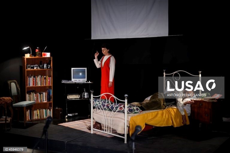 Ensaio da peça de teatro “Torrente”, interpretada pelo Teatro do Vestido sobre o Processo Revolucionário em Curso (PREC), na ZDB 8 Marvila, em Lisboa, 30 de outubro de 2025. (ACOMPANHA TEXTO DA LUSA DE 02-11-2025) ANTÓNIO PEDRO SANTOS/LUSA


