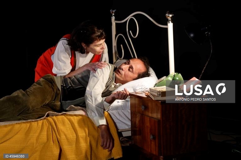 Ensaio da peça de teatro “Torrente”, interpretada pelo Teatro do Vestido sobre o Processo Revolucionário em Curso (PREC), na ZDB 8 Marvila, em Lisboa, 30 de outubro de 2025. (ACOMPANHA TEXTO DA LUSA DE 02-11-2025) ANTÓNIO PEDRO SANTOS/LUSA


