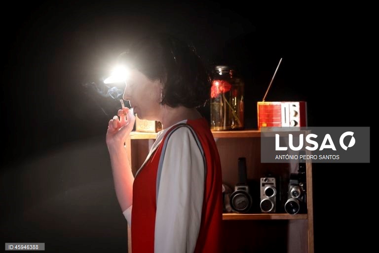 Ensaio da peça de teatro “Torrente”, interpretada pelo Teatro do Vestido sobre o Processo Revolucionário em Curso (PREC), na ZDB 8 Marvila, em Lisboa, 30 de outubro de 2025. (ACOMPANHA TEXTO DA LUSA DE 02-11-2025) ANTÓNIO PEDRO SANTOS/LUSA


