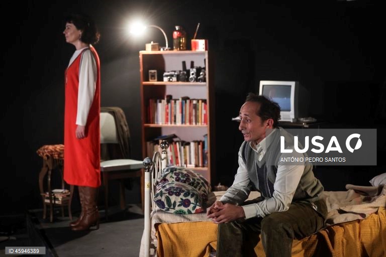 Ensaio da peça de teatro “Torrente”, interpretada pelo Teatro do Vestido sobre o Processo Revolucionário em Curso (PREC), na ZDB 8 Marvila, em Lisboa, 30 de outubro de 2025. (ACOMPANHA TEXTO DA LUSA DE 02-11-2025) ANTÓNIO PEDRO SANTOS/LUSA


