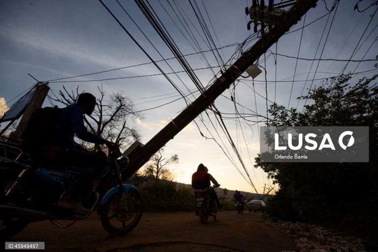 Jamaica: Pelo menos 19 mortos e mais de 70% do país sem energia elétrica após a passagem do furacão Melissa.