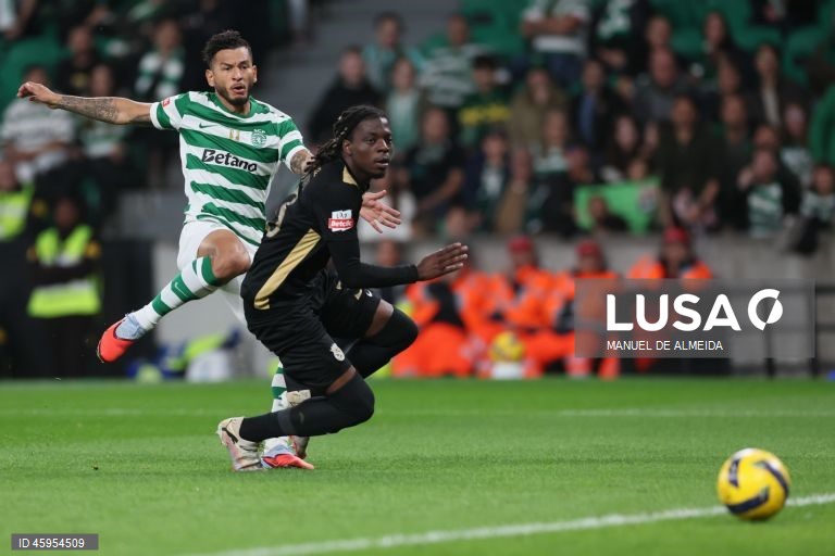 O Sporting venceu hoje o Alverca, por 2-0, na abertura da 10.ª jornada da I Liga portuguesa de futebol, e igualou, à condição, o FC Porto na frente do campeonato.