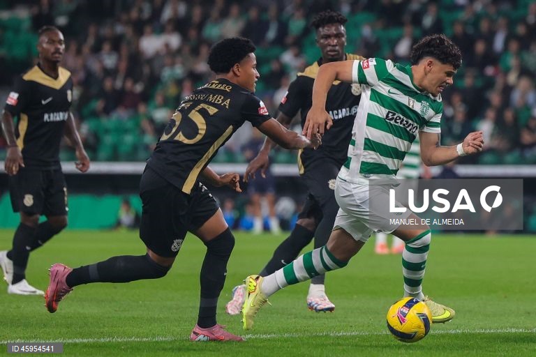 O Sporting venceu hoje o Alverca, por 2-0, na abertura da 10.ª jornada da I Liga portuguesa de futebol, e igualou, à condição, o FC Porto na frente do campeonato.