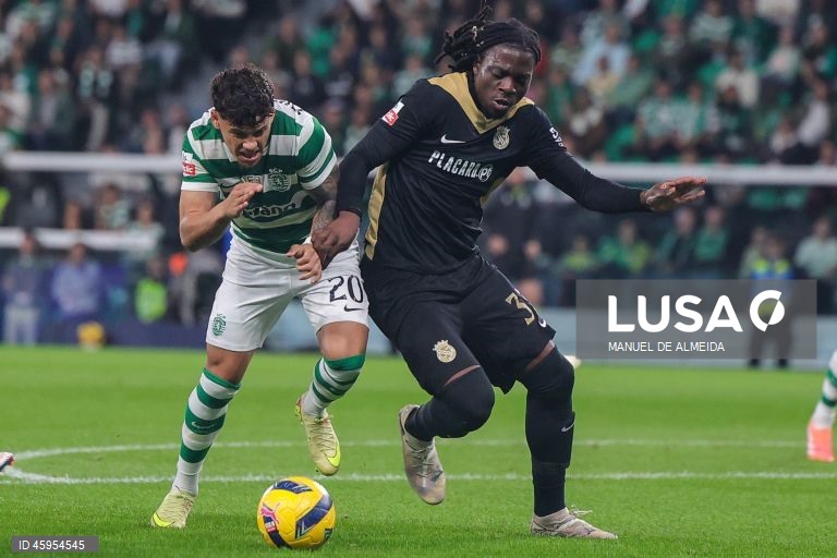 O Sporting venceu hoje o Alverca, por 2-0, na abertura da 10.ª jornada da I Liga portuguesa de futebol, e igualou, à condição, o FC Porto na frente do campeonato.