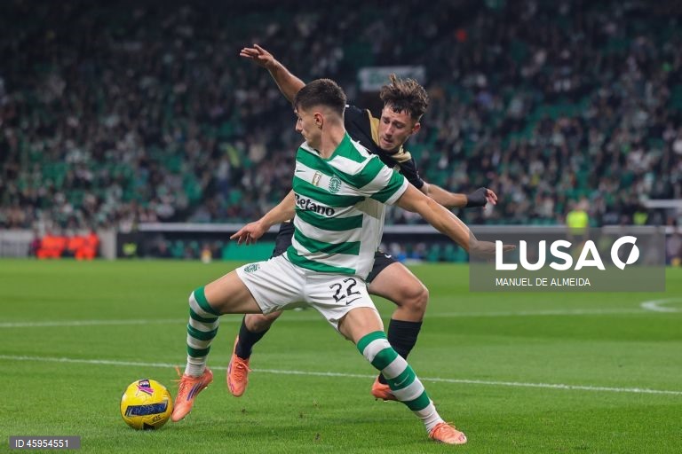 O Sporting venceu hoje o Alverca, por 2-0, na abertura da 10.ª jornada da I Liga portuguesa de futebol, e igualou, à condição, o FC Porto na frente do campeonato.