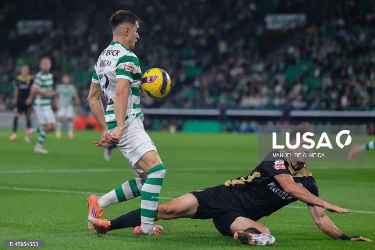 O Sporting venceu hoje o Alverca, por 2-0, na abertura da 10.ª jornada da I Liga portuguesa de futebol, e igualou, à condição, o FC Porto na frente do campeonato.