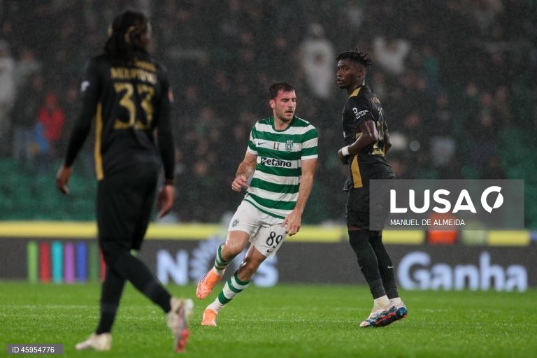 O Sporting venceu hoje o Alverca, por 2-0, na abertura da 10.ª jornada da I Liga portuguesa de futebol, e igualou, à condição, o FC Porto na frente do campeonato.