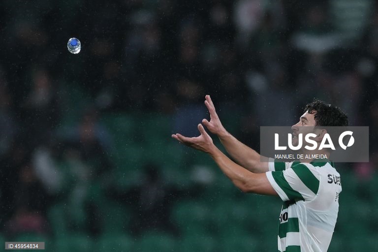 O Sporting venceu hoje o Alverca, por 2-0, na abertura da 10.ª jornada da I Liga portuguesa de futebol, e igualou, à condição, o FC Porto na frente do campeonato.