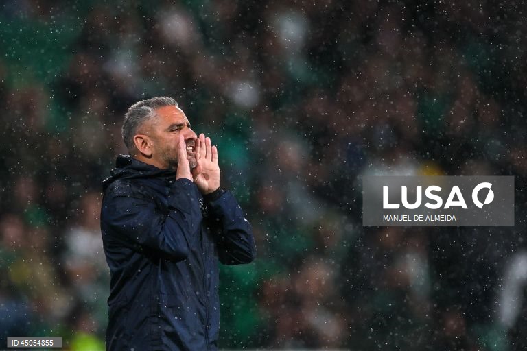 O Sporting venceu hoje o Alverca, por 2-0, na abertura da 10.ª jornada da I Liga portuguesa de futebol, e igualou, à condição, o FC Porto na frente do campeonato.