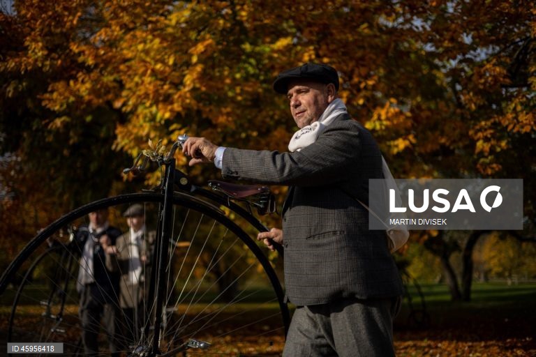 Ciclistas de bicicletas de roda alta reúnem-se para a corrida One Mile, em Praga.