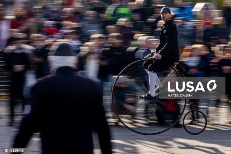 Ciclistas de bicicletas de roda alta reúnem-se para a corrida One Mile, em Praga.