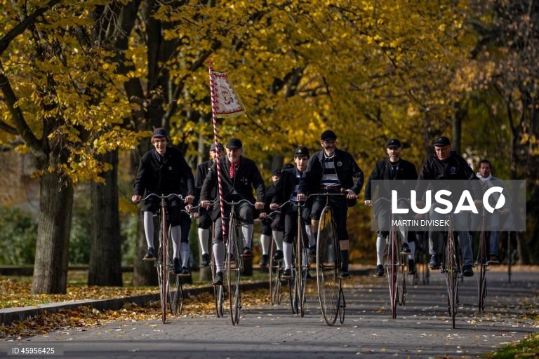 Ciclistas de bicicletas de roda alta reúnem-se para a corrida One Mile, em Praga.