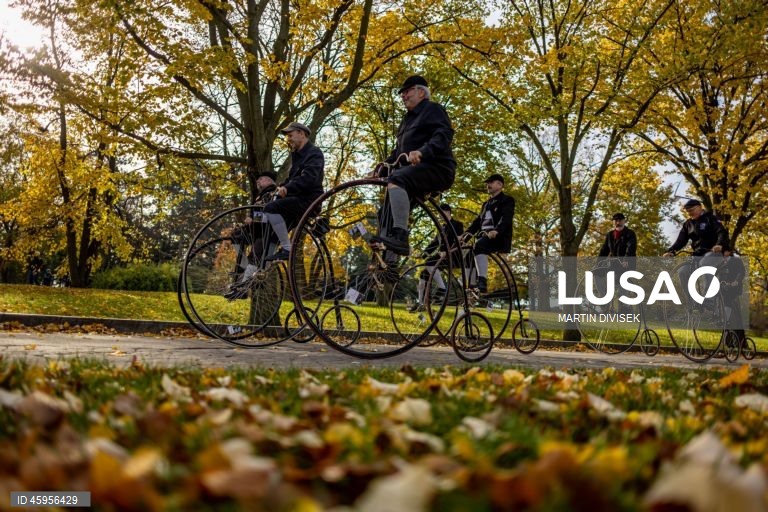 Ciclistas de bicicletas de roda alta reúnem-se para a corrida One Mile, em Praga.