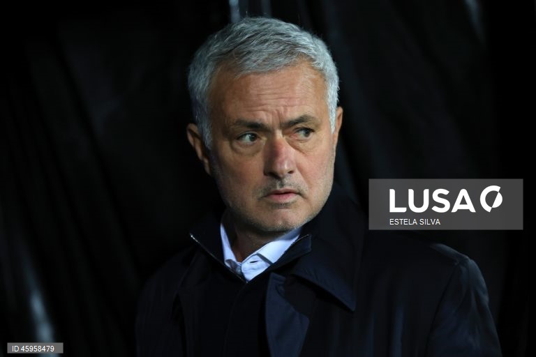  O Benfica venceu hoje o Vitória de Guimarães, por 3-0, na 10.ª jornada da I Liga de futebol, e continua a perseguir o duo da frente, a um ponto de FC Porto, com menos um jogo, e Sporting.