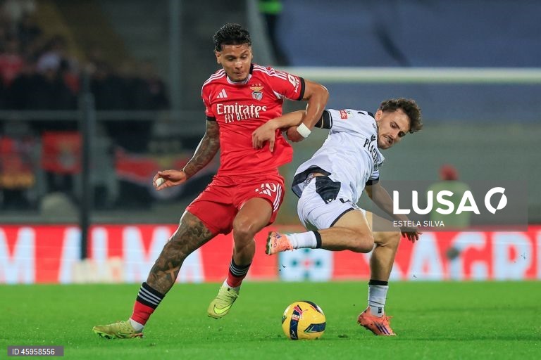  O Benfica venceu hoje o Vitória de Guimarães, por 3-0, na 10.ª jornada da I Liga de futebol, e continua a perseguir o duo da frente, a um ponto de FC Porto, com menos um jogo, e Sporting.