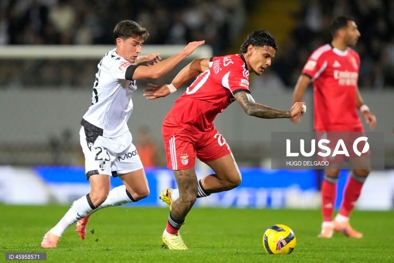  O Benfica venceu hoje o Vitória de Guimarães, por 3-0, na 10.ª jornada da I Liga de futebol, e continua a perseguir o duo da frente, a um ponto de FC Porto, com menos um jogo, e Sporting.