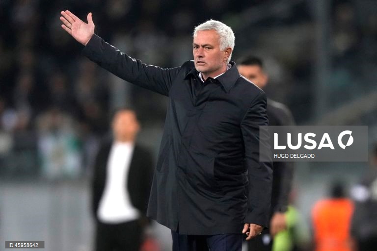  O Benfica venceu hoje o Vitória de Guimarães, por 3-0, na 10.ª jornada da I Liga de futebol, e continua a perseguir o duo da frente, a um ponto de FC Porto, com menos um jogo, e Sporting.