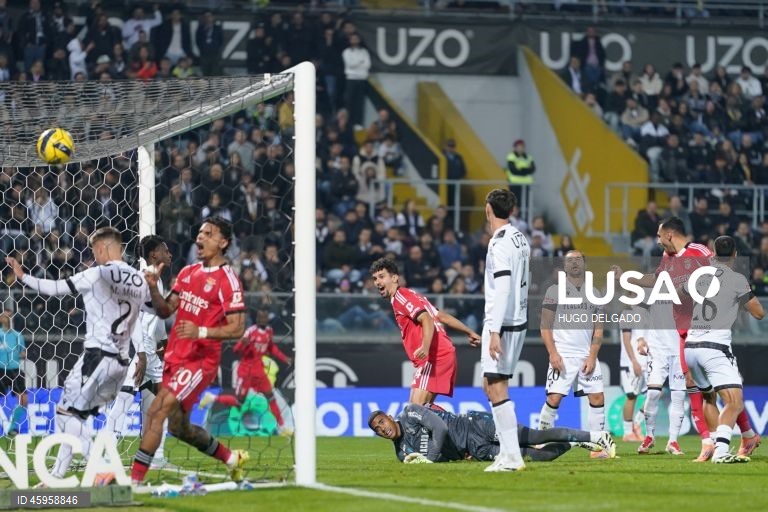  O Benfica venceu hoje o Vitória de Guimarães, por 3-0, na 10.ª jornada da I Liga de futebol, e continua a perseguir o duo da frente, a um ponto de FC Porto, com menos um jogo, e Sporting.