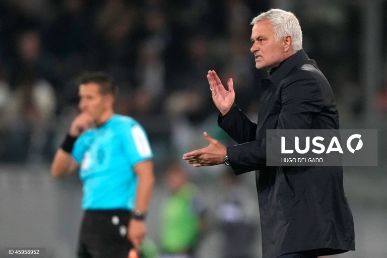  O Benfica venceu hoje o Vitória de Guimarães, por 3-0, na 10.ª jornada da I Liga de futebol, e continua a perseguir o duo da frente, a um ponto de FC Porto, com menos um jogo, e Sporting.