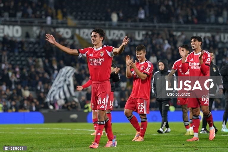  O Benfica venceu hoje o Vitória de Guimarães, por 3-0, na 10.ª jornada da I Liga de futebol, e continua a perseguir o duo da frente, a um ponto de FC Porto, com menos um jogo, e Sporting.