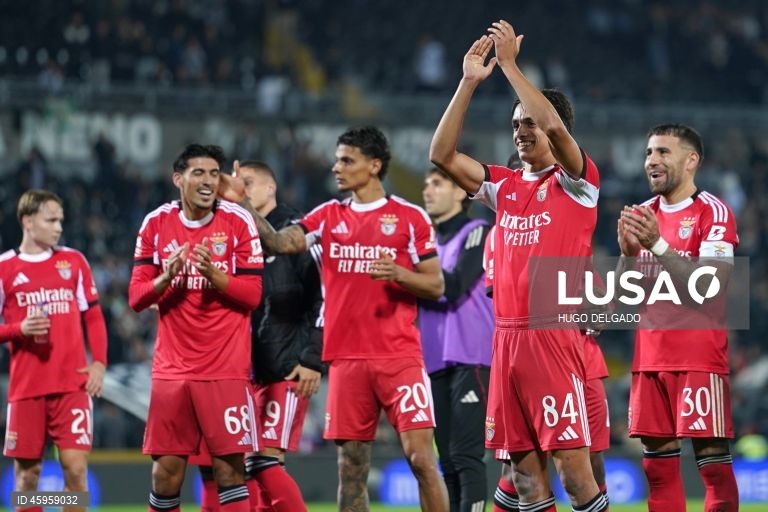  O Benfica venceu hoje o Vitória de Guimarães, por 3-0, na 10.ª jornada da I Liga de futebol, e continua a perseguir o duo da frente, a um ponto de FC Porto, com menos um jogo, e Sporting.