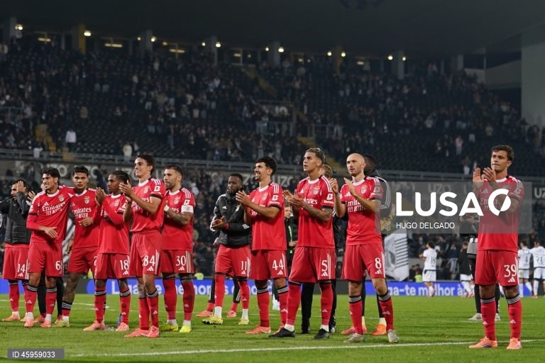  O Benfica venceu hoje o Vitória de Guimarães, por 3-0, na 10.ª jornada da I Liga de futebol, e continua a perseguir o duo da frente, a um ponto de FC Porto, com menos um jogo, e Sporting.