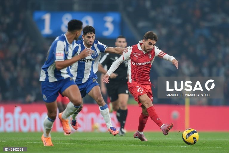 O líder FC Porto venceu hoje na receção ao Sporting de Braga, por 2-1, na 10.ª jornada da I Liga portuguesa de futebol, e manteve a vantagem na frente para os rivais.