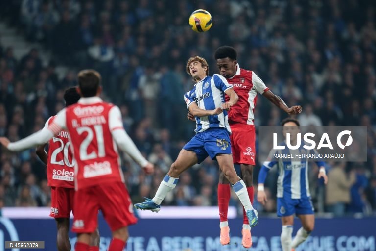O líder FC Porto venceu hoje na receção ao Sporting de Braga, por 2-1, na 10.ª jornada da I Liga portuguesa de futebol, e manteve a vantagem na frente para os rivais.