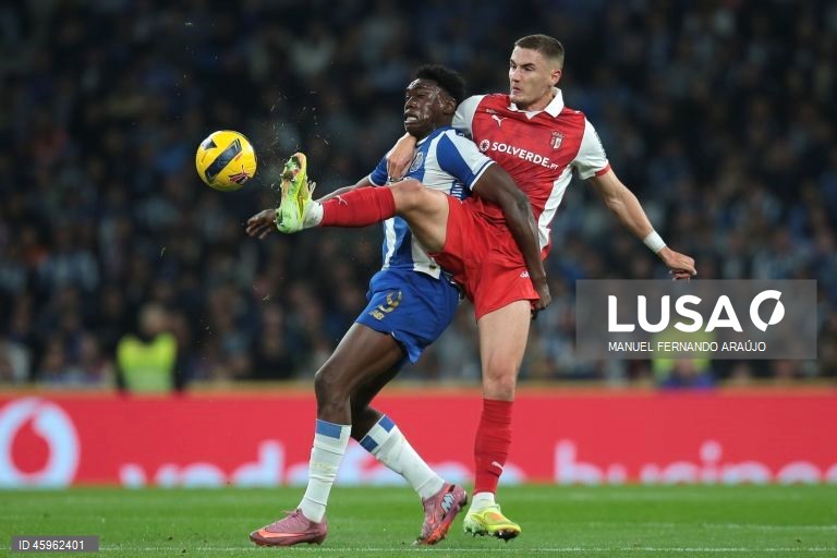 O líder FC Porto venceu hoje na receção ao Sporting de Braga, por 2-1, na 10.ª jornada da I Liga portuguesa de futebol, e manteve a vantagem na frente para os rivais.