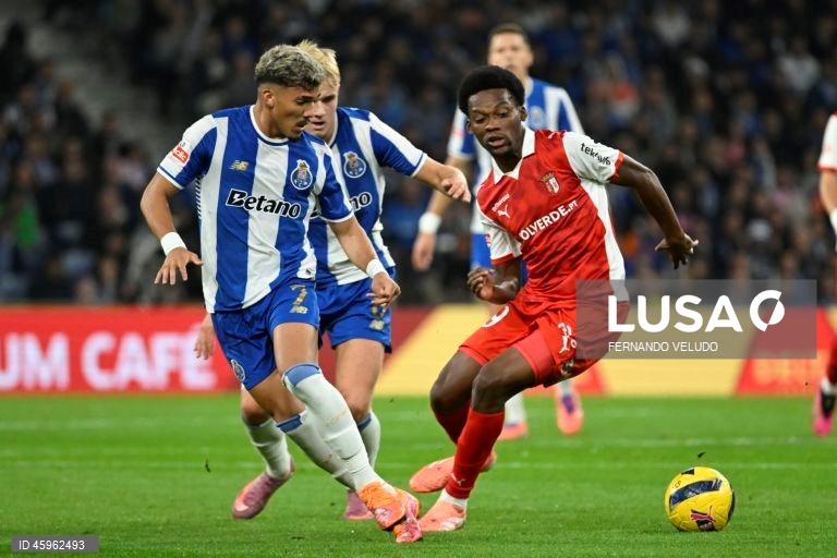 O líder FC Porto venceu hoje na receção ao Sporting de Braga, por 2-1, na 10.ª jornada da I Liga portuguesa de futebol, e manteve a vantagem na frente para os rivais.