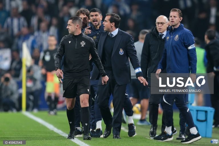 O líder FC Porto venceu hoje na receção ao Sporting de Braga, por 2-1, na 10.ª jornada da I Liga portuguesa de futebol, e manteve a vantagem na frente para os rivais.