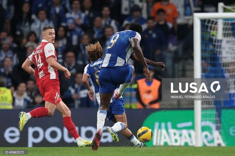 O líder FC Porto venceu hoje na receção ao Sporting de Braga, por 2-1, na 10.ª jornada da I Liga portuguesa de futebol, e manteve a vantagem na frente para os rivais.