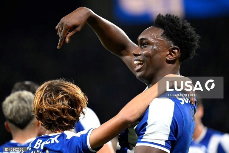 O líder FC Porto venceu hoje na receção ao Sporting de Braga, por 2-1, na 10.ª jornada da I Liga portuguesa de futebol, e manteve a vantagem na frente para os rivais.