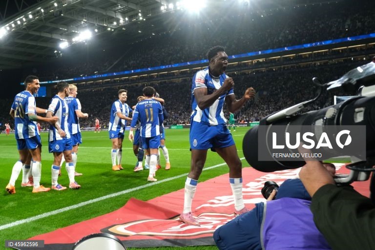 O líder FC Porto venceu hoje na receção ao Sporting de Braga, por 2-1, na 10.ª jornada da I Liga portuguesa de futebol, e manteve a vantagem na frente para os rivais.