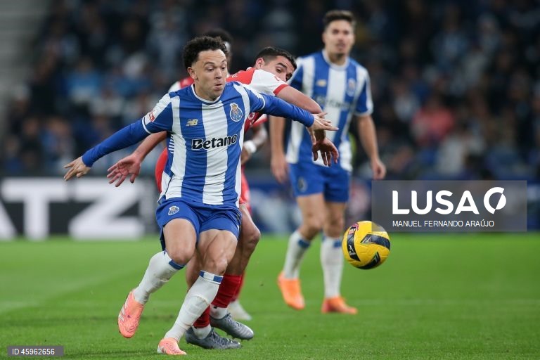 O líder FC Porto venceu hoje na receção ao Sporting de Braga, por 2-1, na 10.ª jornada da I Liga portuguesa de futebol, e manteve a vantagem na frente para os rivais.