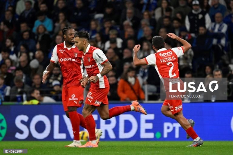 O líder FC Porto venceu hoje na receção ao Sporting de Braga, por 2-1, na 10.ª jornada da I Liga portuguesa de futebol, e manteve a vantagem na frente para os rivais.