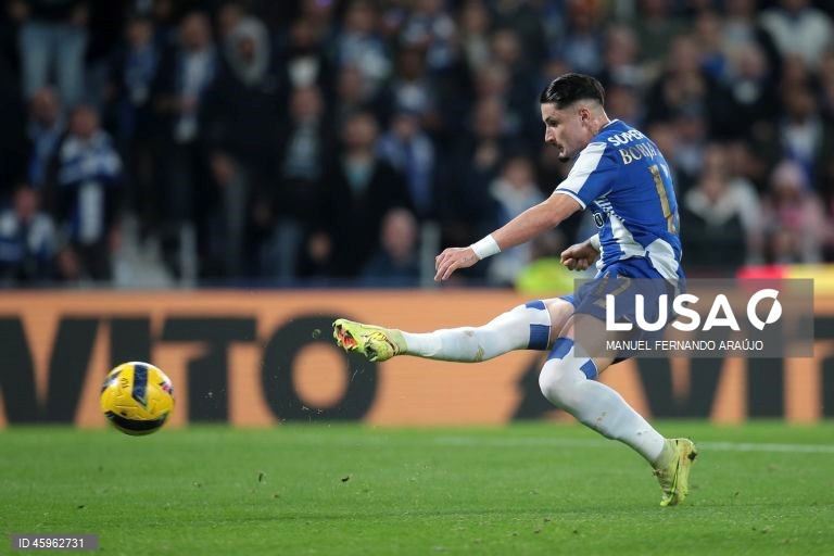 O líder FC Porto venceu hoje na receção ao Sporting de Braga, por 2-1, na 10.ª jornada da I Liga portuguesa de futebol, e manteve a vantagem na frente para os rivais.