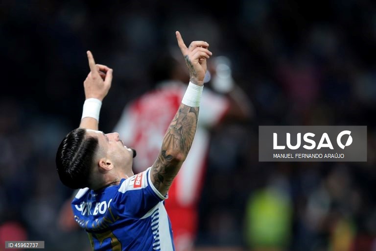 O líder FC Porto venceu hoje na receção ao Sporting de Braga, por 2-1, na 10.ª jornada da I Liga portuguesa de futebol, e manteve a vantagem na frente para os rivais.