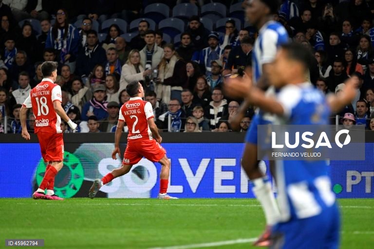 O líder FC Porto venceu hoje na receção ao Sporting de Braga, por 2-1, na 10.ª jornada da I Liga portuguesa de futebol, e manteve a vantagem na frente para os rivais.