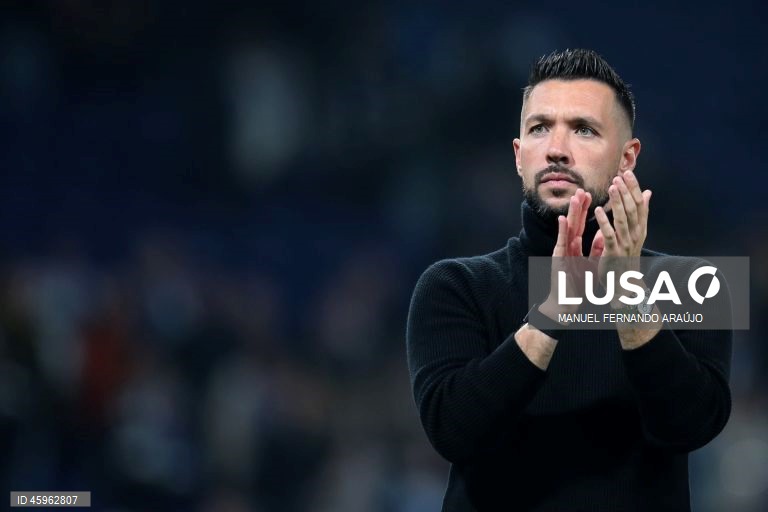 O líder FC Porto venceu hoje na receção ao Sporting de Braga, por 2-1, na 10.ª jornada da I Liga portuguesa de futebol, e manteve a vantagem na frente para os rivais.