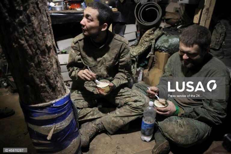 Militares da 24ª Brigada Mecanizada, batizada em homenagem ao rei Danylo, nas posições da linha de frente perto de Chasiv Yar, na Ucrânia. As tropas russas entraram no território ucraniano em 24 de fevereiro de 2022, dando início a um conflito que provocou destruição e uma crise humanitária.