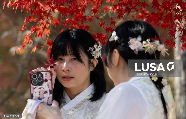 Coreia do Sul: Turistas vestidos com o tradicional "hanbok" tiram selfies no Palácio Gyeongbokgung, em Seul