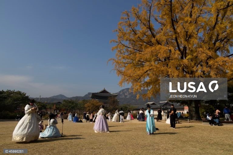 Coreia do Sul: Turistas vestidos com o tradicional "hanbok" tiram selfies no Palácio Gyeongbokgung, em Seul