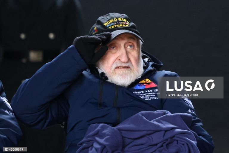 Veteranos norte-americanos da Segunda Guerra Mundial participam de cerimónia de colocação de coroas de flores no memorial das Forças Armadas alemãs em Berlim