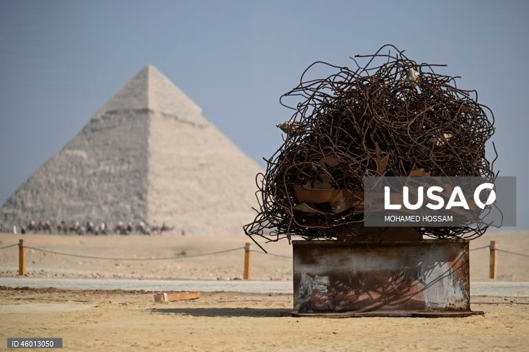 Egito: Exposição de arte contemporânea "Forever Is Now" 2025.